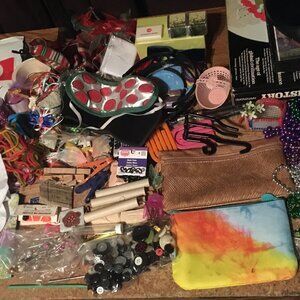 VINTAGE LOT OF OF BUTTONS HANGERS SOWING EQUIPMENT HAIR MAKEUP BAG BOWS RIBBONS